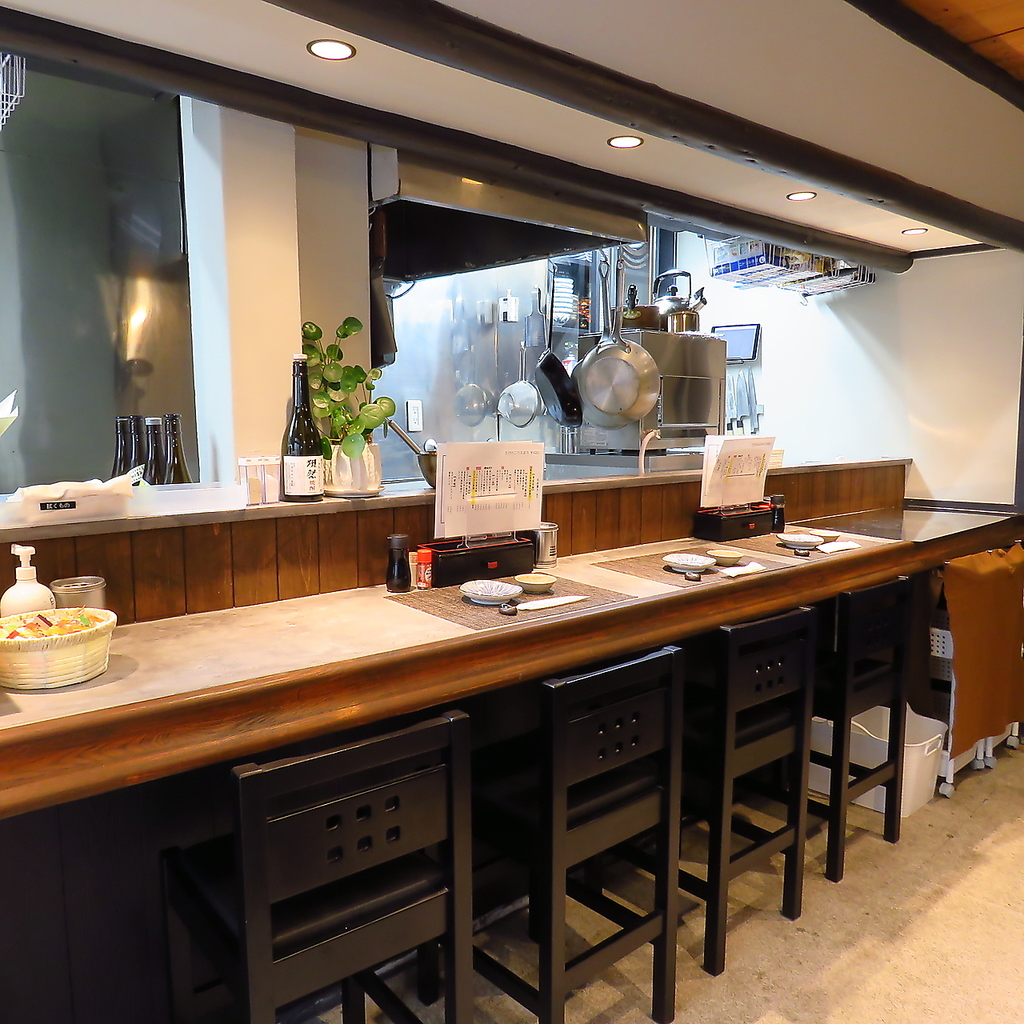 当店はカウンター席を完備しており、店主や他のお客様とも会話が楽しめるのでお一人様も大歓迎！
