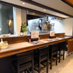 当店はカウンター席を完備しており、店主や他のお客様とも会話が楽しめるのでお一人様も大歓迎！