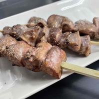 串焼きはすべて国産鶏を店内で手差ししています。