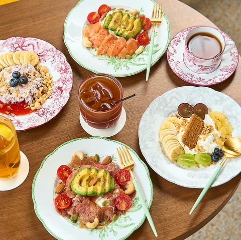 昼はグリークヨーグルトの専門店。夜はシーシャBARに！