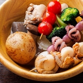 鳥じゅんのおでんは、旨み豊かな二種類の特製出汁で楽しめる名物料理。昆布と鰹の旨みが広がる京風出汁と、コク深い味わいの出汁の二つをご用意し、具材に合わせて違った味わいを楽しめます。大根や玉子などの定番具材はもちろん、出汁が染み込んだおでんはお酒との相性も抜群。焼鳥と並ぶ鳥じゅん自慢の人気メニューです。