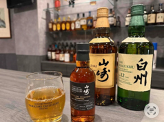 仕事帰りのちょい飲みにはカウンター席がおすすめです。シックで落ち着いた雰囲気の店内で、国産ウイスキーをゆったりとお楽しみいただけます♪お酒のお供には京都の錦市場の老舗から仕入れたお漬物盛合せがおすすめです!一日の終わりに心地よく立ち寄れる空気感の中で、贅沢な大人のひとときを存分にお過ごしください。