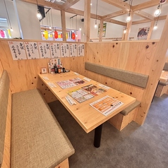 壁側がゆったり座れるソファー席になっているテーブル席もございます。広々としたお席でリラックスしながら、ご家族やご友人と楽しいひと時をお過ごしいただけます♪