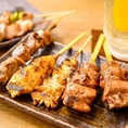当店自慢の焼き鳥は、秘伝のタレと絶妙な焼き加減で仕上げた逸品。ももやねぎま、砂肝など定番部位から、ピーマンやししとう、エリンギなどの野菜串まで、多彩なラインナップをご用意しております。香ばしい香りとジューシーな味わいが食欲をそそり、お酒との相性も抜群。