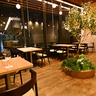 ぬくもりのあるテーブル席でごゆっくり！