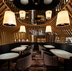 最大25名様程度までご利用いただける、まとまった空間です。会社のご宴会や結婚式の二次会など、大人数でのパーティーにも対応可能です。