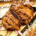 徳島産「阿波尾鶏」を使用した藁炙り焼きはまさに絶品！四国の銘酒と一緒にお召し上がり下さい。