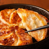 【博多名物　やみつき鉄鍋餃子】博多道場自慢の餃子に新メニューが登場！博多道場のお店で1つ1つ丁寧に作り上げた鉄鍋餃子です。