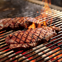 1枚肉を豪快に炭火焼き職人が焼き上げる自慢のステーキ