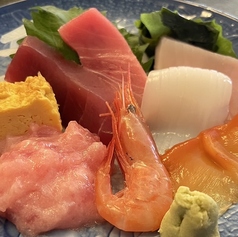 日替わりでお刺身や季節料理、希少な部位のやきとりも！の写真