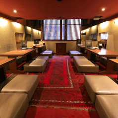 18～26名様まで対応可能な団体用の半個室は、会社のご宴会やご親族でのお集まりに最適です。周囲と程よく仕切られた空間で、落ち着いてお過ごしいただけます。