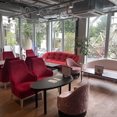 ゆったりソファー席はカフェ利用をはじめ、ディナー利用、女子会に最適！