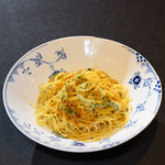 カラスミ&シラスのペペロンチーノ2300円(税込)。カラスミの塩味がイカのコクを引き立てる至福の一皿