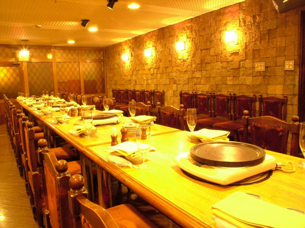 大小宴会に最適な広々レトロな店内。みんなでワイワイお好きなものをお好きなだけどうぞ☆