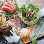 仙台の朝市で仕入れられたその日のおすすめの魚介類のお刺身盛り合わせ♪季節の移ろいも感じられます