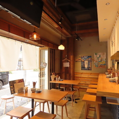 下北沢の隠れ家で、友達と特別なひとときを過ごしませんか？リラックスできるテラス席が待っています。おしゃれな雰囲気の中、心地よい風を感じながら美味しい料理を味わえる場所です。心地よい音楽と共に、素敵な会話が弾む空間が広がりますよ♪新しい出会いや思い出作りに理想のスポットです！