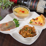 毎日新鮮な食材で手作りをしている日替わり前菜を4種類お楽しい頂ける盛り合わせが人気です☆