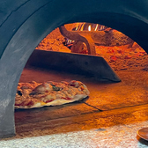 こだわりの特性ピザは石窯薪火で美味しく焼き上げてご提供しております。