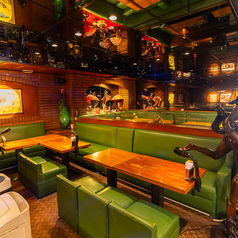 当店には、心地よいソファー席を完備しており、ご家族や仲間との楽しいひとときに最適です。広々としたこの席では、リラックスしながら美味しい料理とドリンクを楽しむことができます。宴会や飲み会、パーティーなどの特別なイベントにもぴったりの空間です。