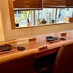 落ち着いた雰囲気のカウンター席では、出汁の香りを間近に感じながら、ゆったりとお食事をお楽しみいただけます。お一人様でのご利用はもちろん、大切な方との会話を楽しむひとときにもぴったり。静かに流れる時間の中で、和の味わいを五感でご堪能ください。