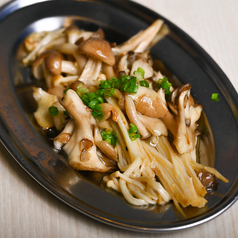 きのこたちのガリバタ炒め