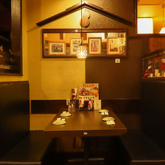 レトロな雰囲気に、どこか懐かしく落ち着く店内。お仕事帰りに同僚を誘ってサクッと飲みに行きたい！そんな時にもぴったりなテーブル席を多数ご用意しております。