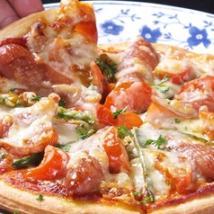 粗挽きソーセージとトマトのピザ