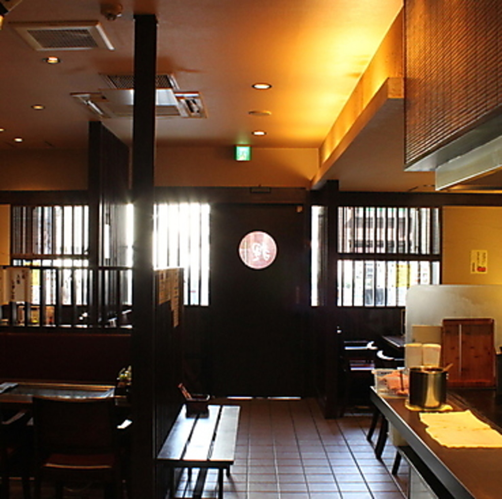 ゆったりと落ち着いた和風の雰囲気を醸し出す当店の店内。開放感はたっぷりです◎