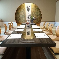 和の粋を感じる個室完備。接待やお顔合わせなど、様々なシーンにお使いいただけます。