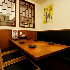 【テーブル席：6名様×2卓】グループ宴会・合コン・ご家族での団らんに最適！6名様掛けのゆったりとしたテーブルを2卓ご用意。少人数の飲み会はもちろん、2卓繋げての中規模なグループ宴会や合コン、ご家族での夕食にも最適です。広めのスペースで、周りを気にせず盛り上がりたい夜にぜひ。