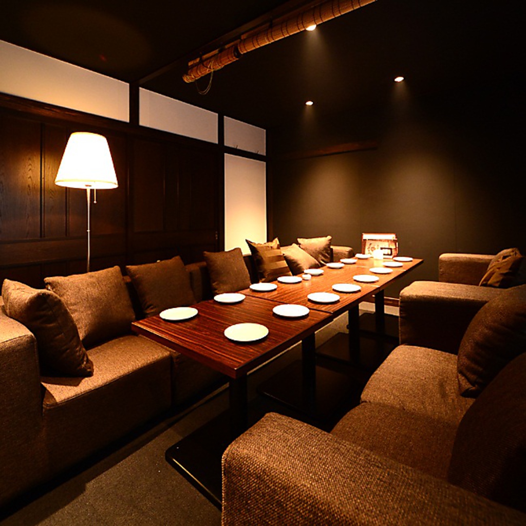 ソファラウンジ個室は10名前後でご利用ＯＫ。開放感◎時間を忘れ、まったりナイトをお過ごし下さい…