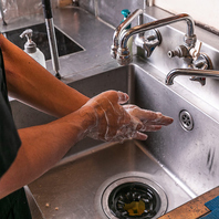 【スタッフの衛生管理徹底】こまめな手洗いと消毒の徹底