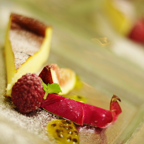 奄美の旬食材満載ディナーコースとアフタヌーンティーが楽しめる海を望むレストラン