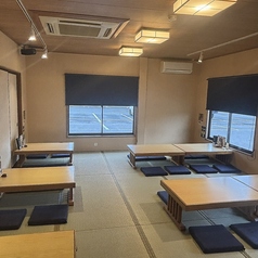 【低いテーブルと座布団をご用意しております◎】座敷8名様用が2卓あり、ご家族団らんに最適なお席です♪温かみのある照明の下、ご家族やお子様と一緒に楽しいお食事のひとときをお過ごしください！