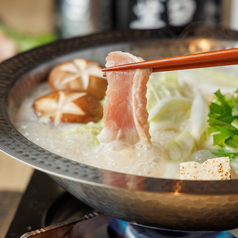 丸鶏を炊き出した濃厚な水炊き鍋