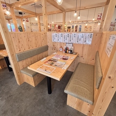 明るく開放的な店内で美味しい串カツをご賞味ください!どこか懐かしい昭和感を取り入れた雰囲気の中で、仲間とワイワイ盛り上がっていただけるテーブル席をご用意しています。周囲の喧騒をBGMがわりにお酒をぐいっとどうぞ♪