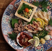 鮮度と旨みにこだわった地鶏は、炙り刺しでもぜひ味わっていただきたい逸品。もも・むねをはじめ、低温調理のレバーやハツ、豪華4種盛りまで豊富にご用意しています。表面を香ばしく炙ることで地鶏本来の旨みと食感を引き立て、お酒との相性も抜群。まずは一皿、鶏と炉自慢の地鶏料理をお楽しみください。