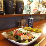 目の前で料理長の豪快な手さばきが見れる!!お造り六種盛は一押しメニュー★