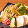 料理メニュー写真 京豆腐とちりめん山椒のサラダ