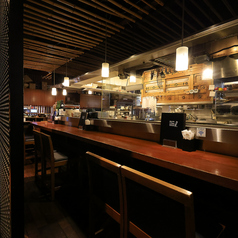 お一人様や気軽なお食事に最適なカウンター席もございます。落ち着いた雰囲気の中で、ゆっくりとお食事やお酒をお楽しみいただけます。