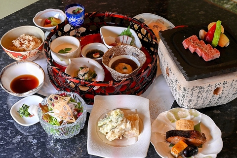 和食の職人が織りなす四季折々の食材を使用したお料理をお楽しみ頂けます