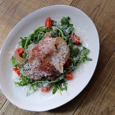 生ハムとルッコラとパルミジャーノのサラダ