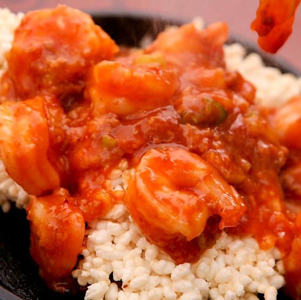 栄華楼特製のエビチリは、おこげと一緒にお出ししています！香ばしさがより引き立ちます！