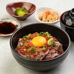 炙り和牛といくらのゆっけ丼