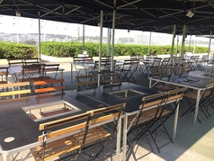【BBQサイト 1600円(税込)～】明るく広々としたテーブルのお席でバーベキューがお楽しみいただけます。お気軽にご利用ください♪