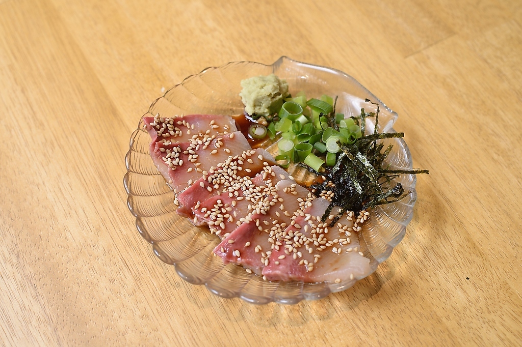 口の中でとろけるような柔らかさと、濃厚な胡麻の風味が特徴の「ごまカンパチ」を是非ご賞味ください