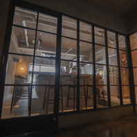 キッチンを囲む全12席のお洒落なカウンター席◎