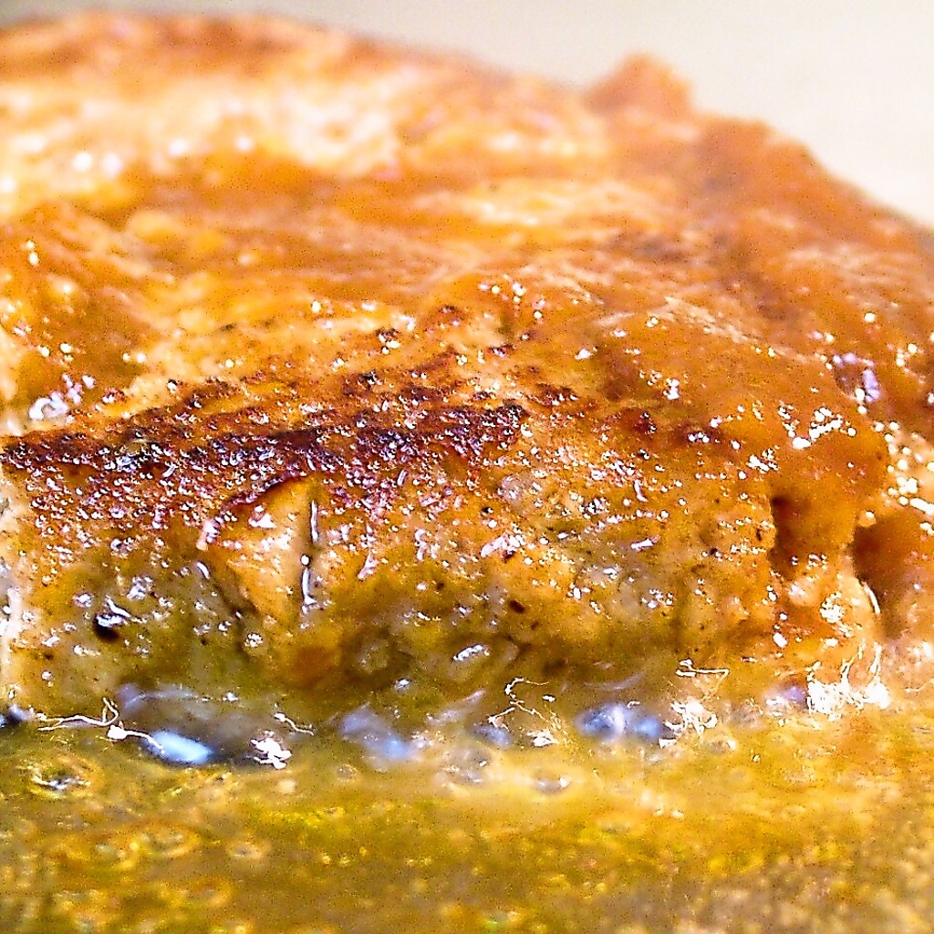 熱々の鉄板で旨味と肉汁を閉じ込めたやわらか～いハンバーグです。ご賞味あれ♪