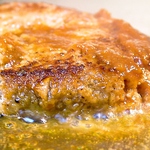 熱々の鉄板で旨味と肉汁を閉じ込めたやわらか～いハンバーグです。ご賞味あれ♪