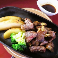 絶妙な焼き加減が旨味の秘訣！「サイコロステーキ」